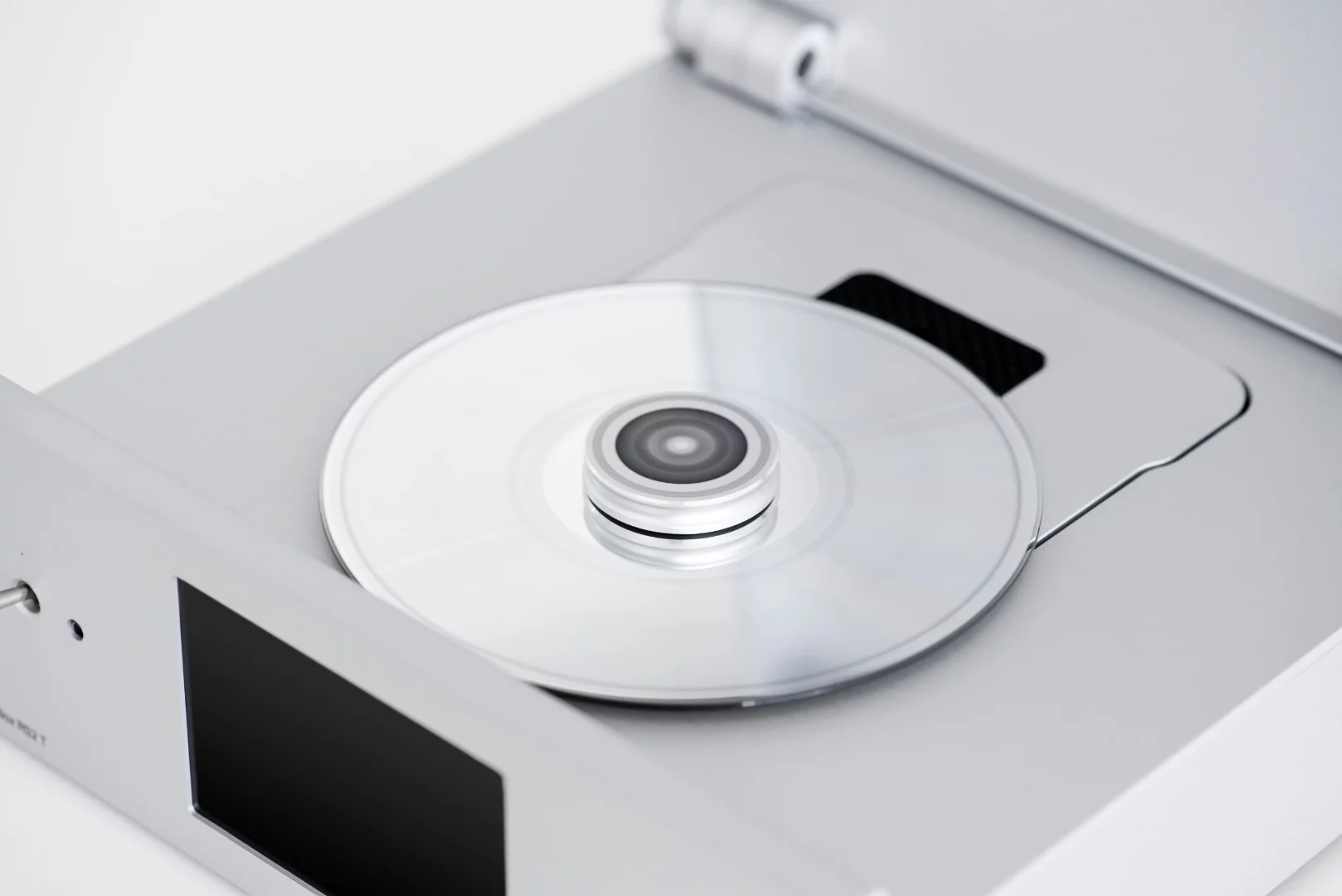 The CD Box RS2 T can play CD Audio, CD-R, CD-RW and Hybrid SACD discs