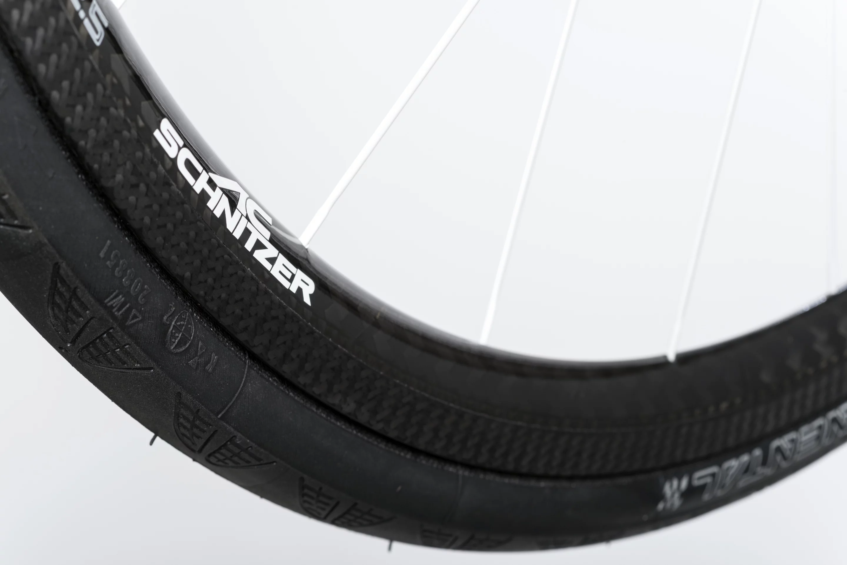 The carbon fiber wheels were developed in cooperation with Xentis