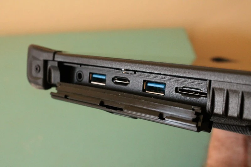 USB, SIM and SD ports are included (Photo: Eric Mack/Gizmag.com)