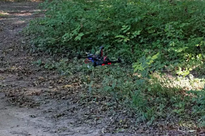 Having to contend with natural obstacles such as as the trees, rival drones, low-hanging branches and sharp contrasts in lighting, the racers darted through the forest at speeds as high as 50 km/h (31 mph)