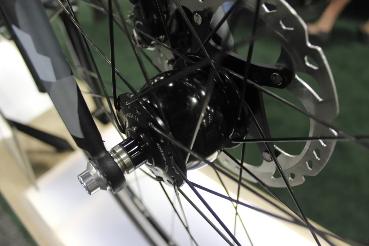 A Schmidt front hub generator powers the lights