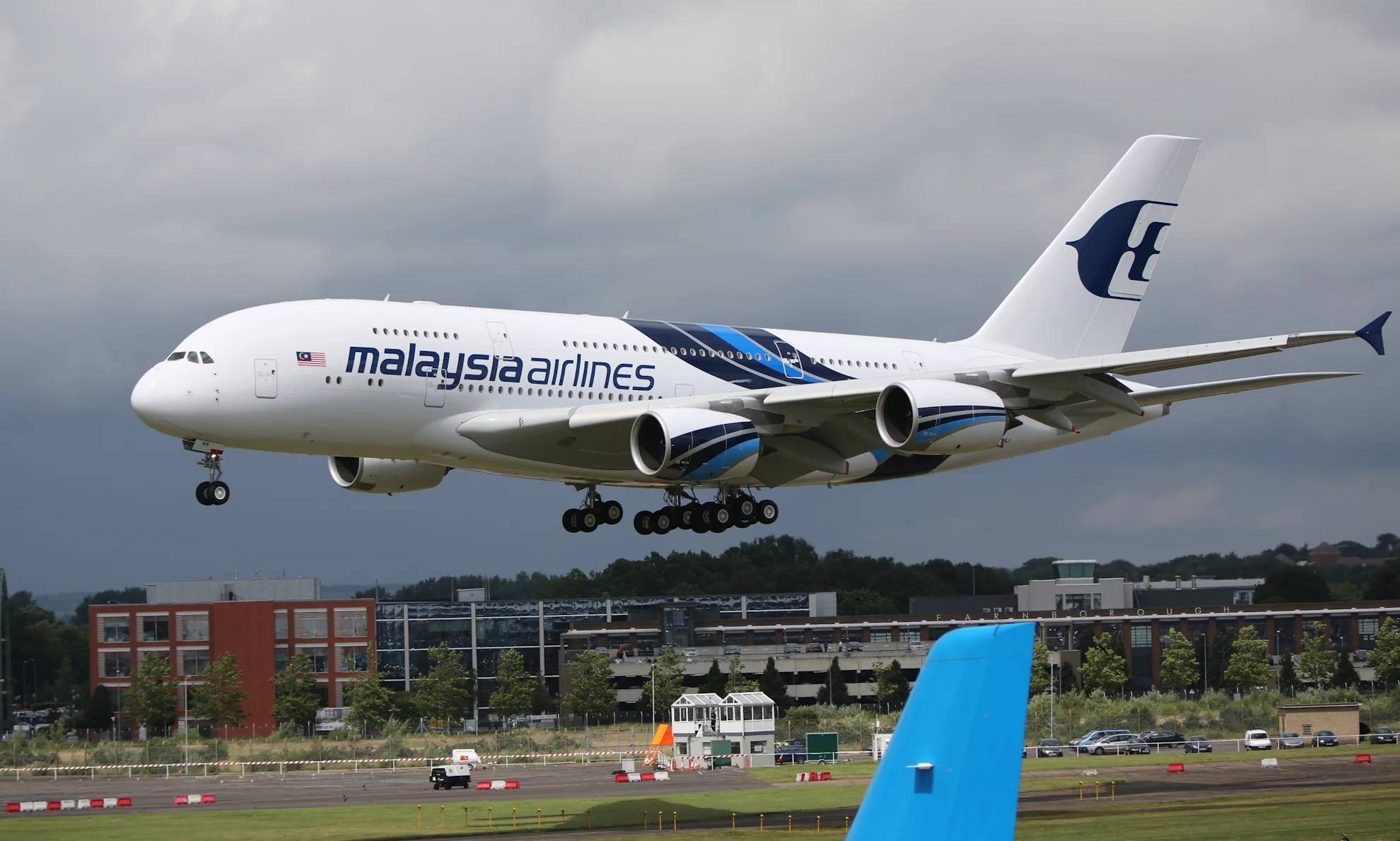 Malaysia Airlines A380 puts on a display at Farnborough (Photo: Gizmag)