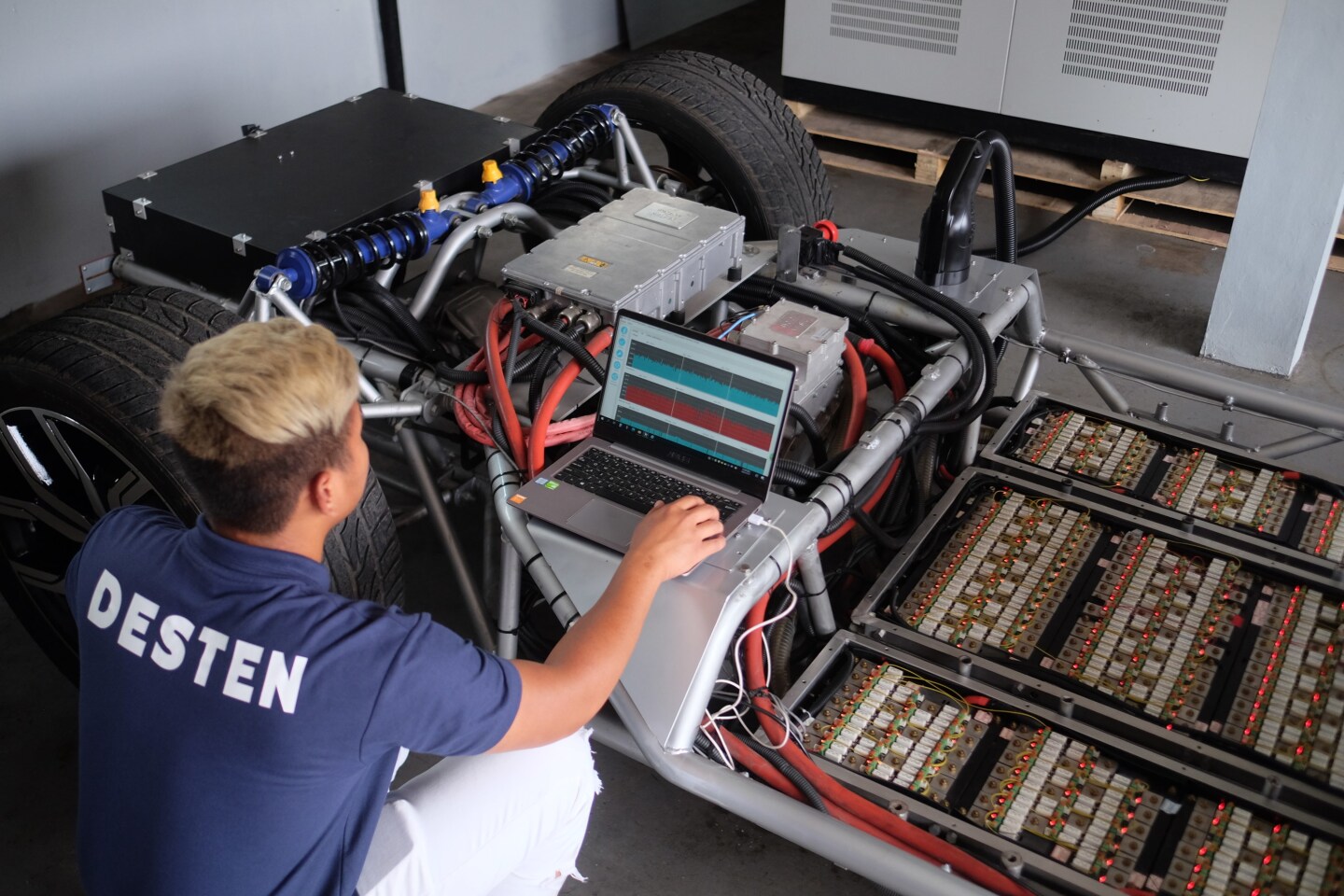 The demo car's battery pack appears to be specced the same as the Piech sports car, offering a 500-km range with sub-5 minute 0-80-percent ultra-charging