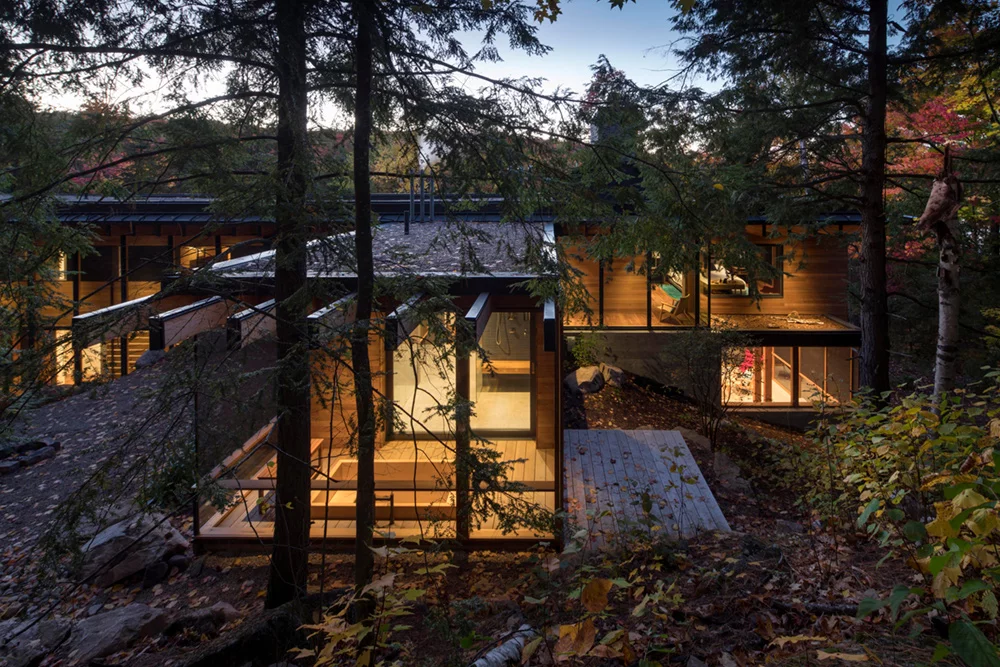 The Bear Stand Home in Ontario, Canada, by Bohlin Cywinski Jackson offers a forest getaway for a family in Shanghai. A winner under the "Private Homes" category of the 2018 International Architecture Awards