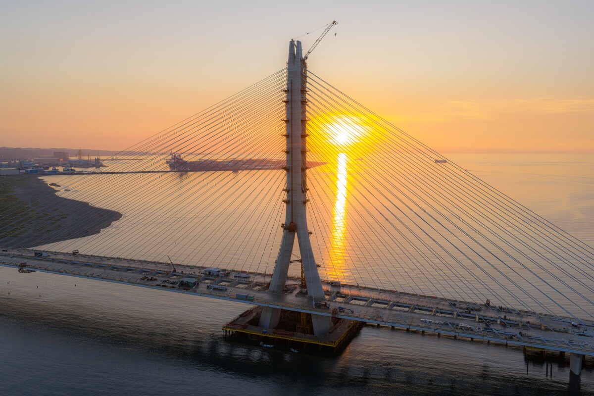 Asymmetric bridge claims world record for starchitect designer