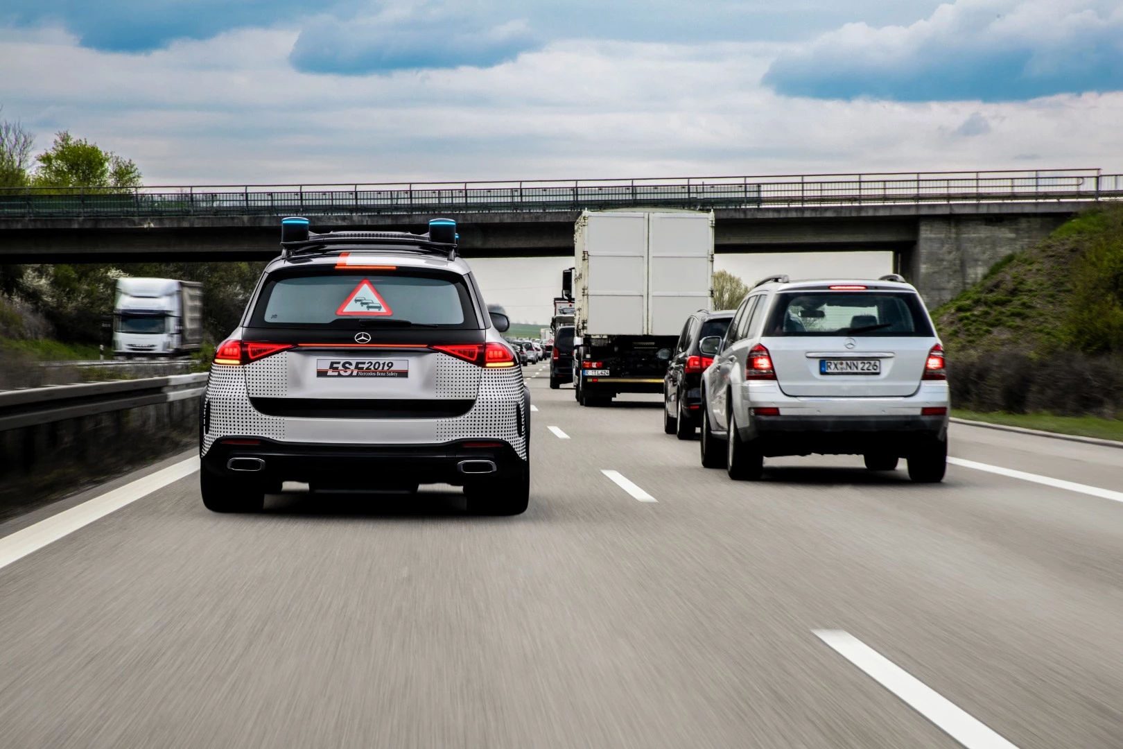 The rear windshield screen can warn other following cars when the ESF detects that it's coming up on a traffic jam and about to slow down