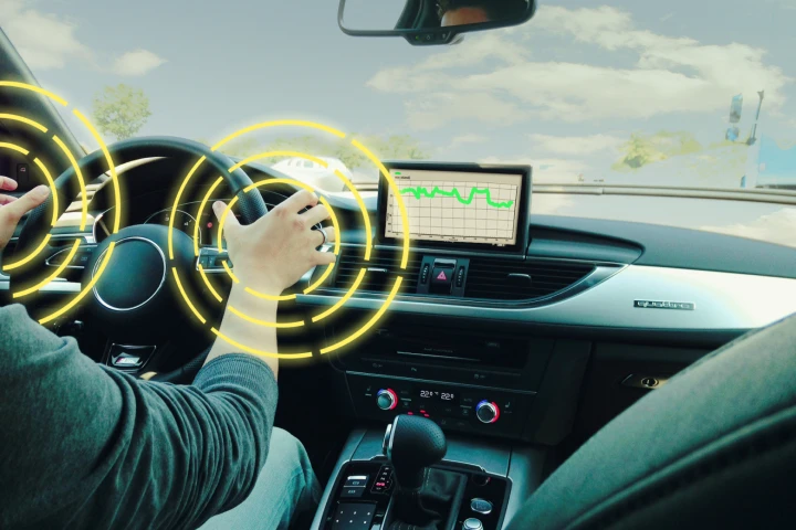 The system lets drivers know when their grip lessens or their hands stop moving on the wheel