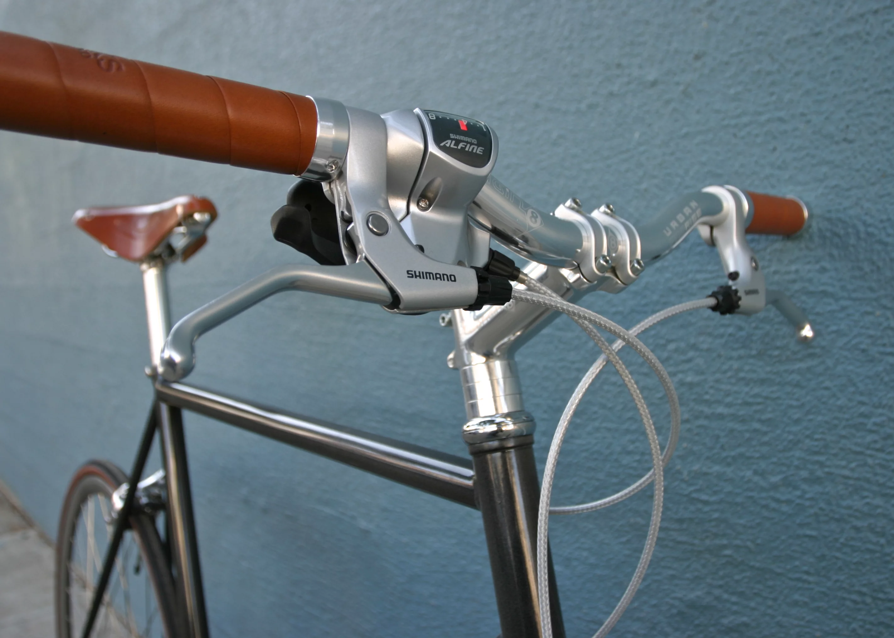 The Lumen 8SE is an 8-speed special edition that includes a Shimano Alfine hub with trigger shifter