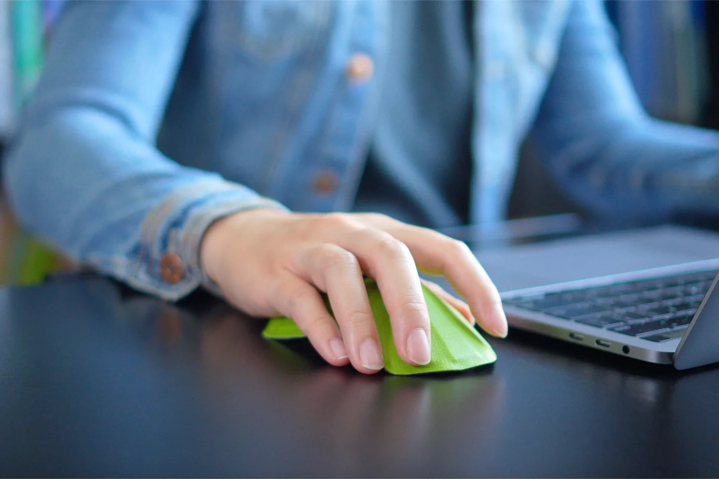 The Air.0 works much like a regular mouse, once it's folded together