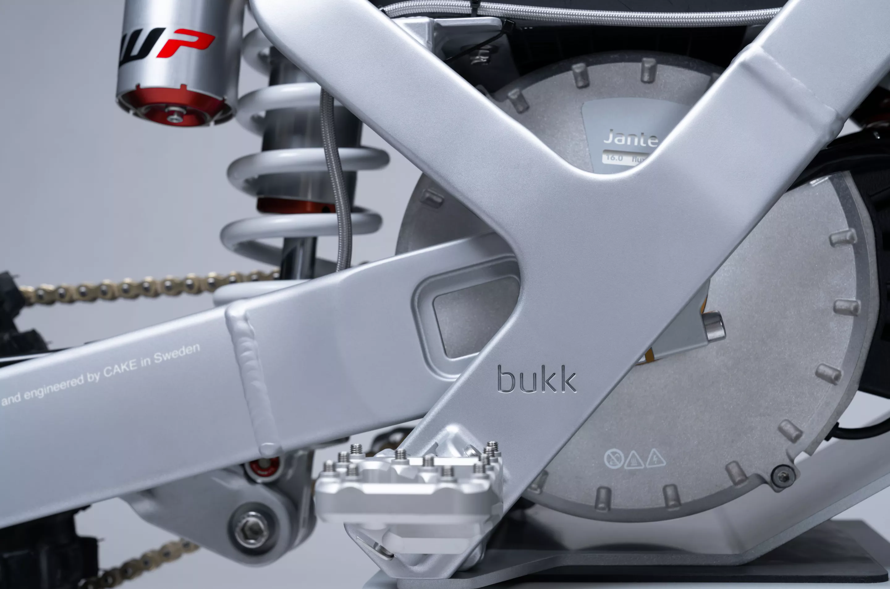 "Designed from the ground up and utilizing the latest Internal Permanent Magnet motor technology, the Jante delivers unprecedented efficiency, power and reliability that aims to revolutionize performance standards of lightweight electric motorcycles," said Cake at the launch of its new IPM motor