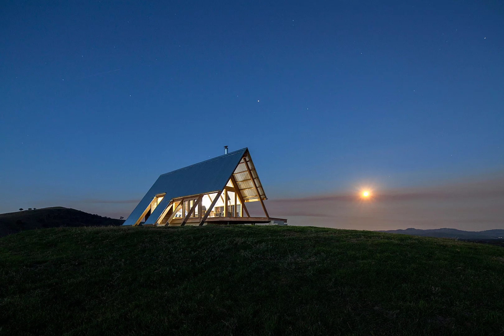 JR's Hut is finished in corrugated iron that rests on a solid hardwood frame crafted from locally sourced Silvertop Ash
