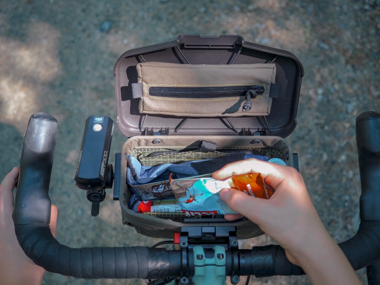 The Handlebar Bag has a cargo capacity of 3.2 liters