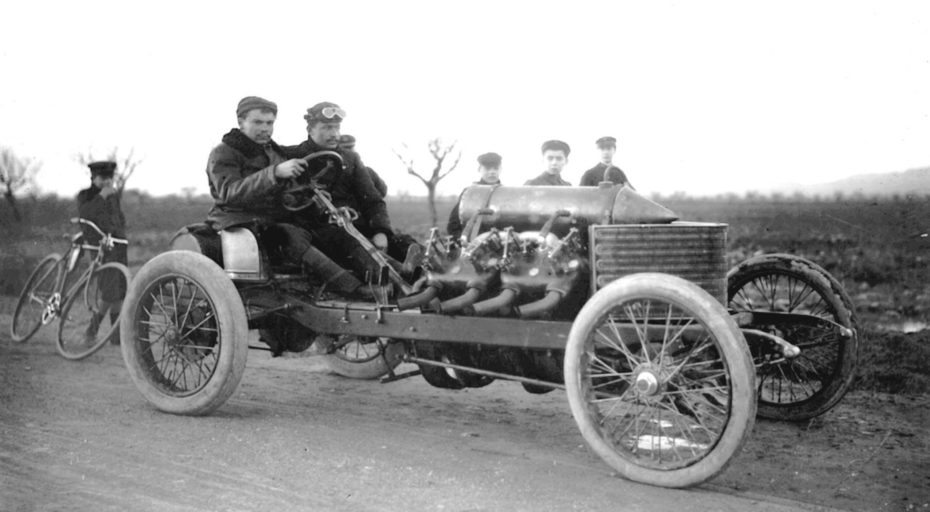 This 1905 one-off Darracq appears to be the very first car built from scratch to contain a 25,422 cc V8 producing 200 hp in a car that weighed just 900 kg (1982 lb).