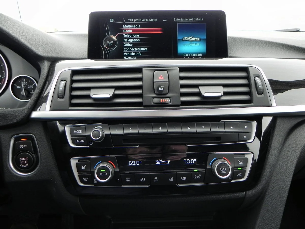 To go with this huge 8.8-inch screen, BMW has improved the iDrive infotainment interface immensely, adding a small touchpad on top of the control knob to allow faster inputs for things like addresses in navigation