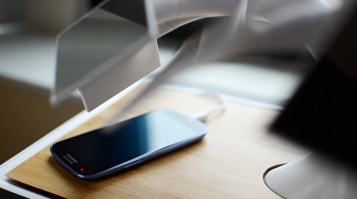 The electree+ has an optional Qi wireless charging zone compatible with most modern smartphones and adaptable to work with iPhones (via a Qi-enabled sleeve)