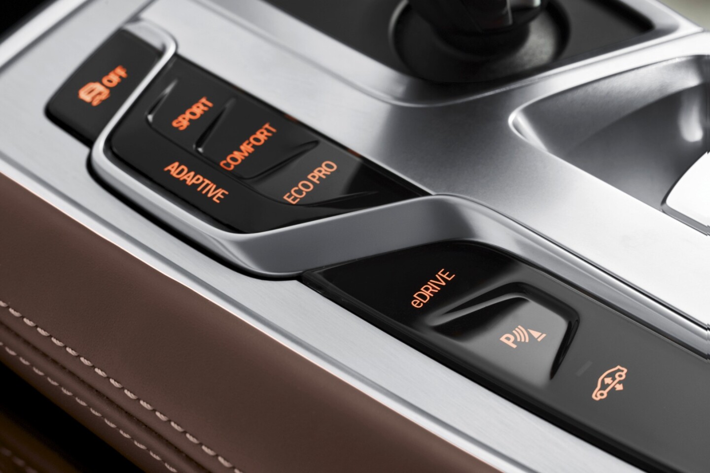 Driver controls on the console allow the driver to choose the powertrain’s operation manually
