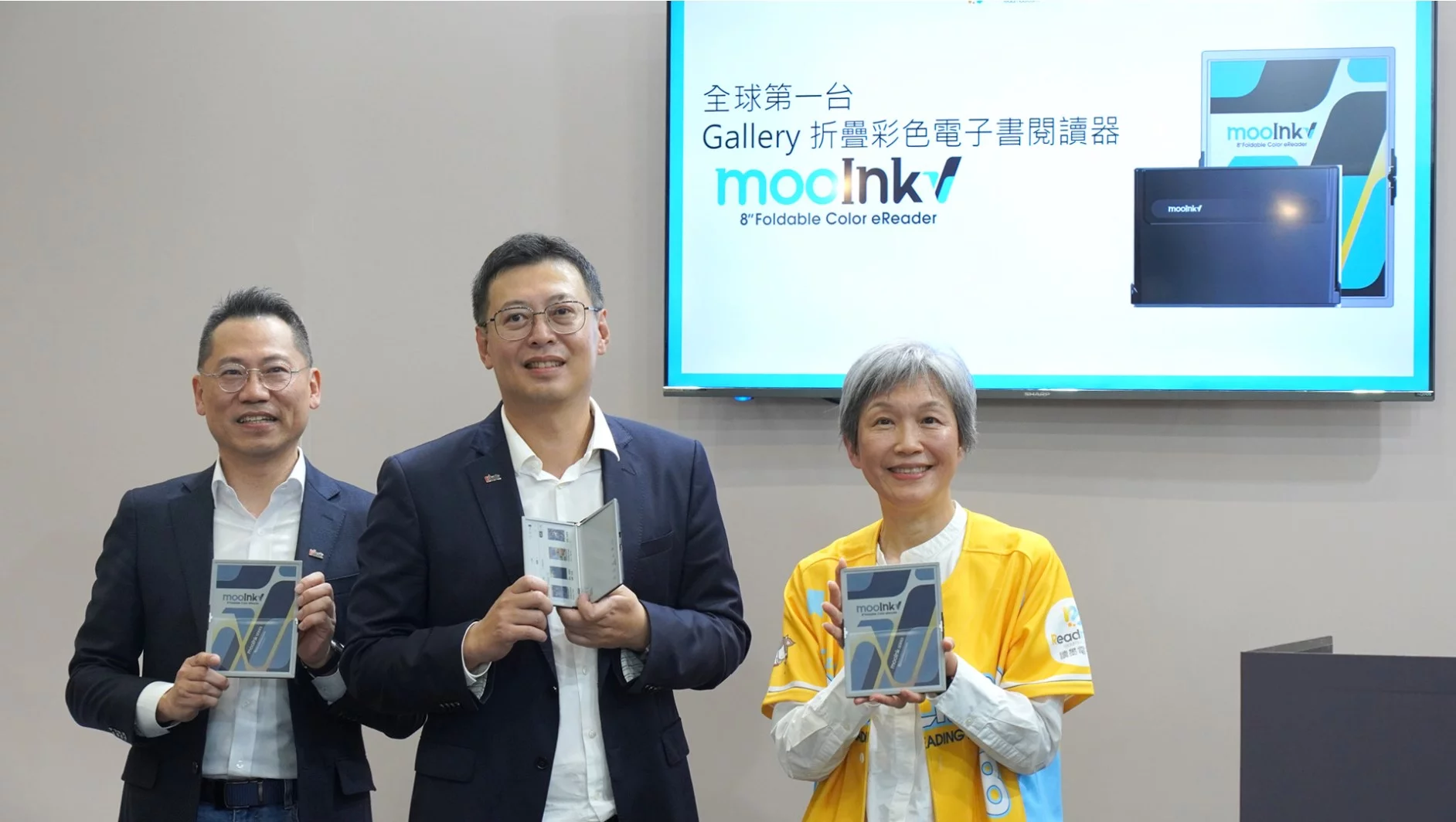 Readmoo CEO Pang Wenzhen, E Ink Technology Chairman Li Zhenghao, and E Ink Technology Associate Liu Dajing present the mooInk V at Touch Taiwan 2025