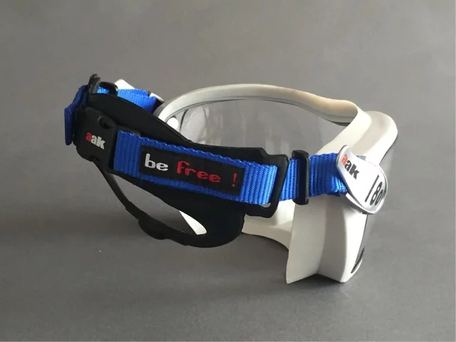 The AAK 180 features a one-piece (but multi-layer) curved optical polycarbonate lens, with a scratch-resistant coating