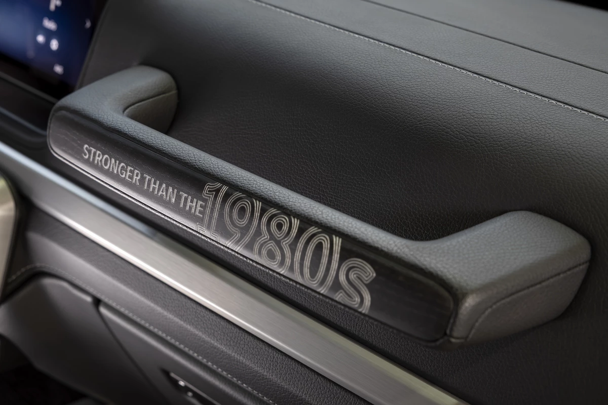 The only difference inside is the center panel wrapped in gray cloth reminiscent of the 1980s and "STRONGER THAN THE 1980s" lettering on the grab handle