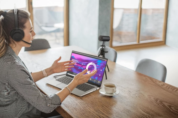 The UltraSharp Webcam is certified compatible with Microsoft Teams and Zoom