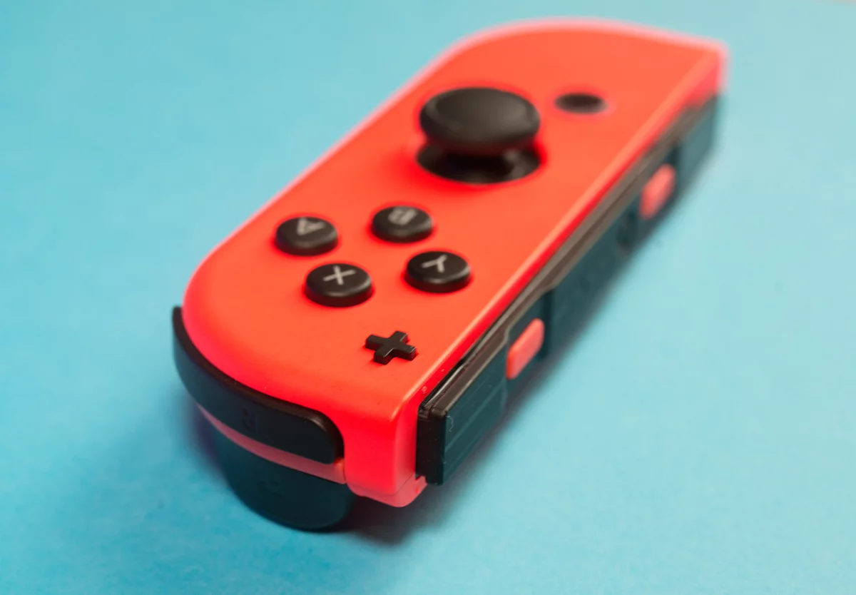 Individual Joy-Cons have a long-lasting battery, but if they die during a multiplayer session, there's no way to recharge them while playing