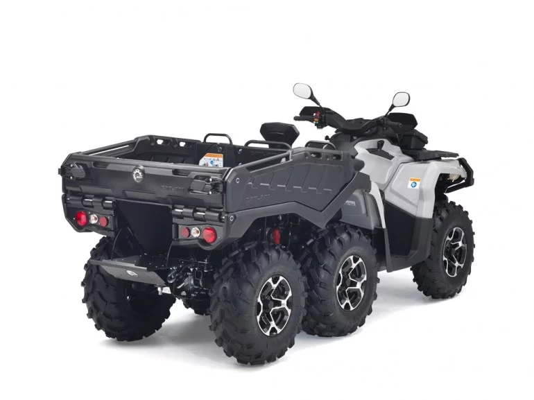 The Outlander 6x6's bed offers 700 lb (318 kg) of cargo capacity