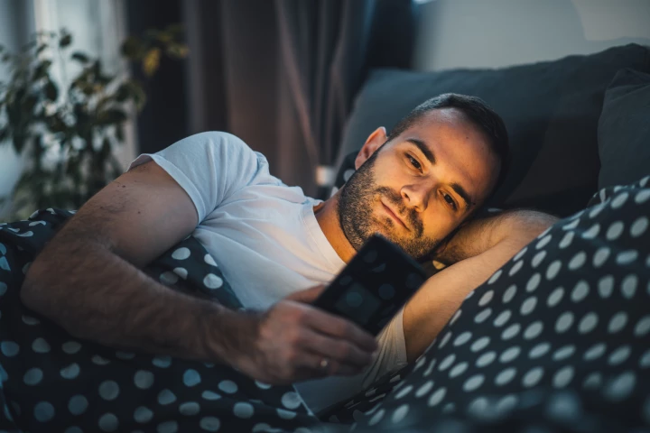 Researchers suggest smartphone night modes may not be doing much at all to improve your sleep quality