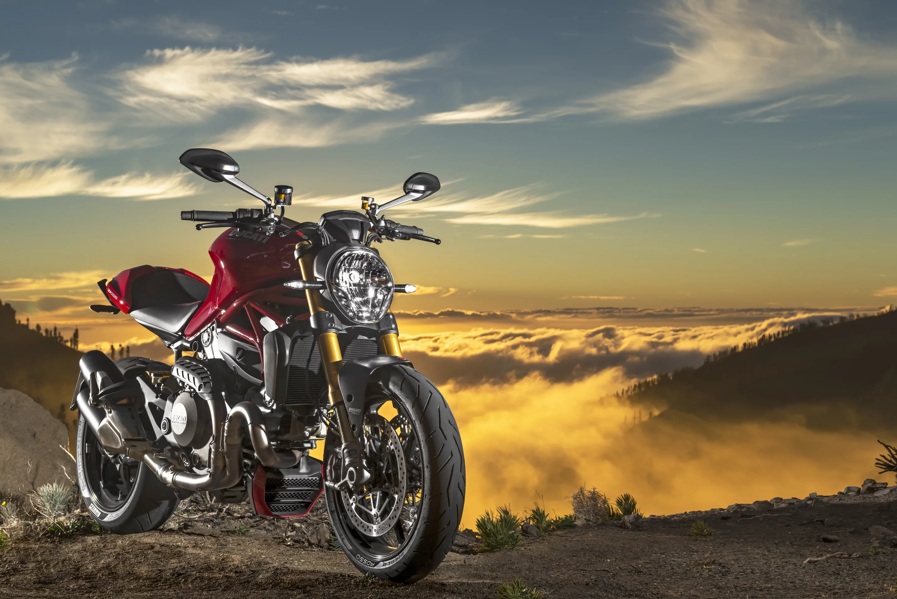 The Monster 1200’s Testastretta 11° DS engine reaches another milestone in Ducati’s constant investment in quality by enabling the distance between major service intervals (valve clearance check) to be set at an owner-friendly 30,000 kilometers (18,000 miles)