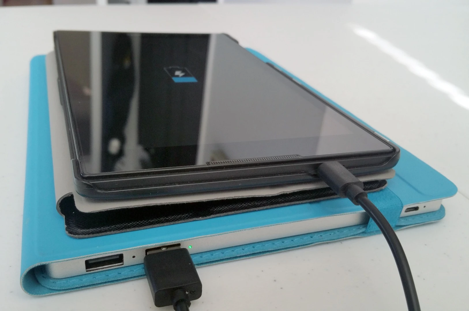 The Solartab can easily charge most tablets up to 5V / 2.1 A