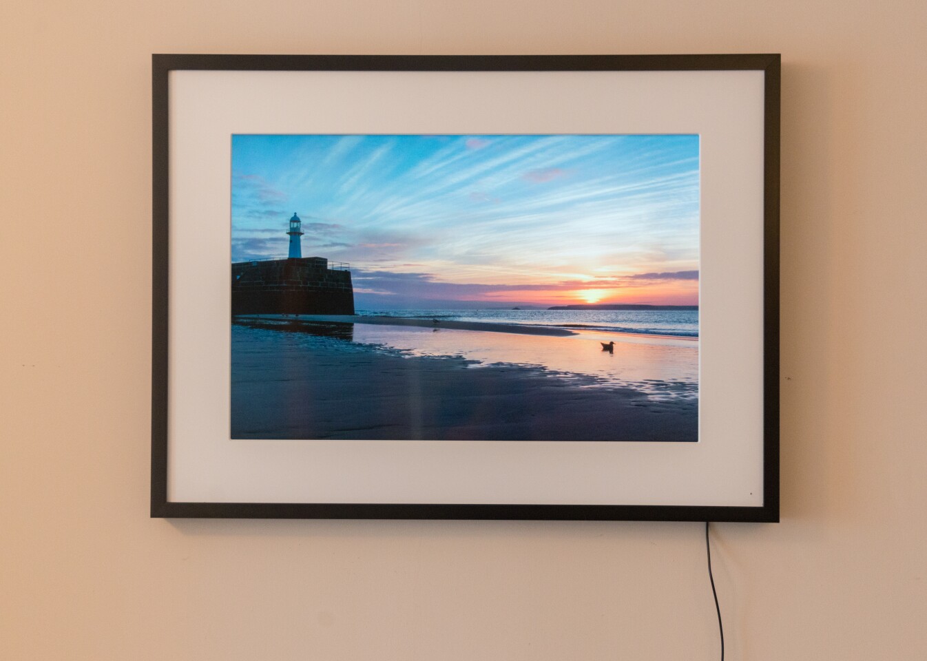 The Memento Smart Frame with the standard power cable