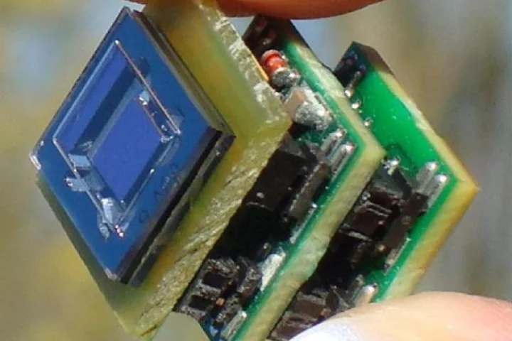 Fully autonomous wireless temperature sensor powered by a vibrational energy harvester