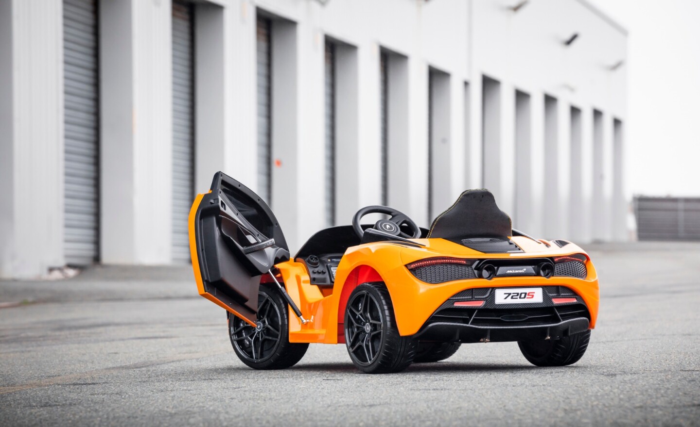 Of course it has dihedral doors
