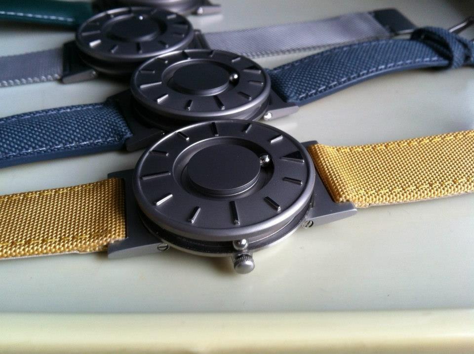 To read the watch, the wearer just needs to feel where the balls are located in relation to the notches on the face, which are distinguishable through different shapes and textures