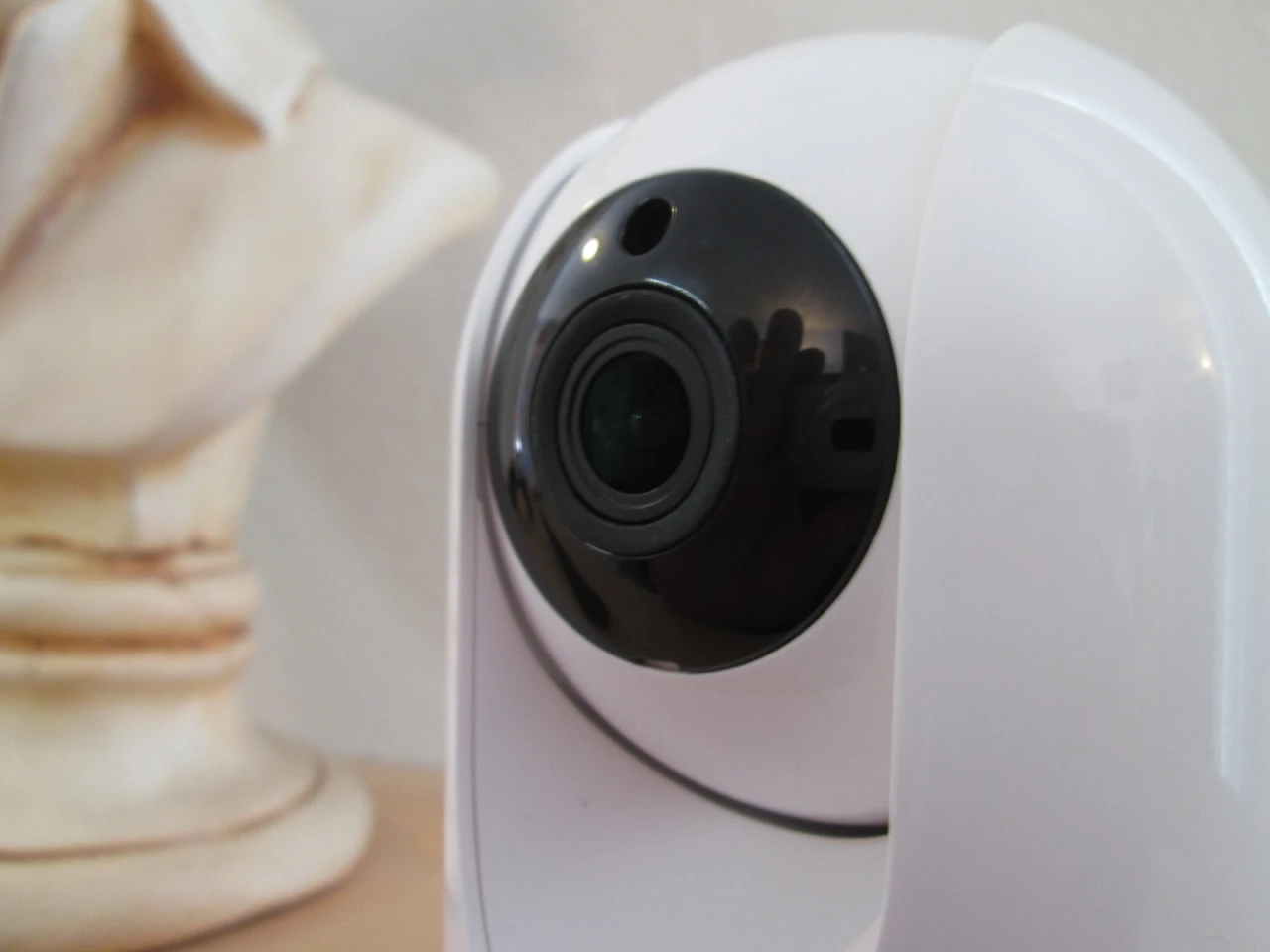 R2 can be programmed to look in specific directions