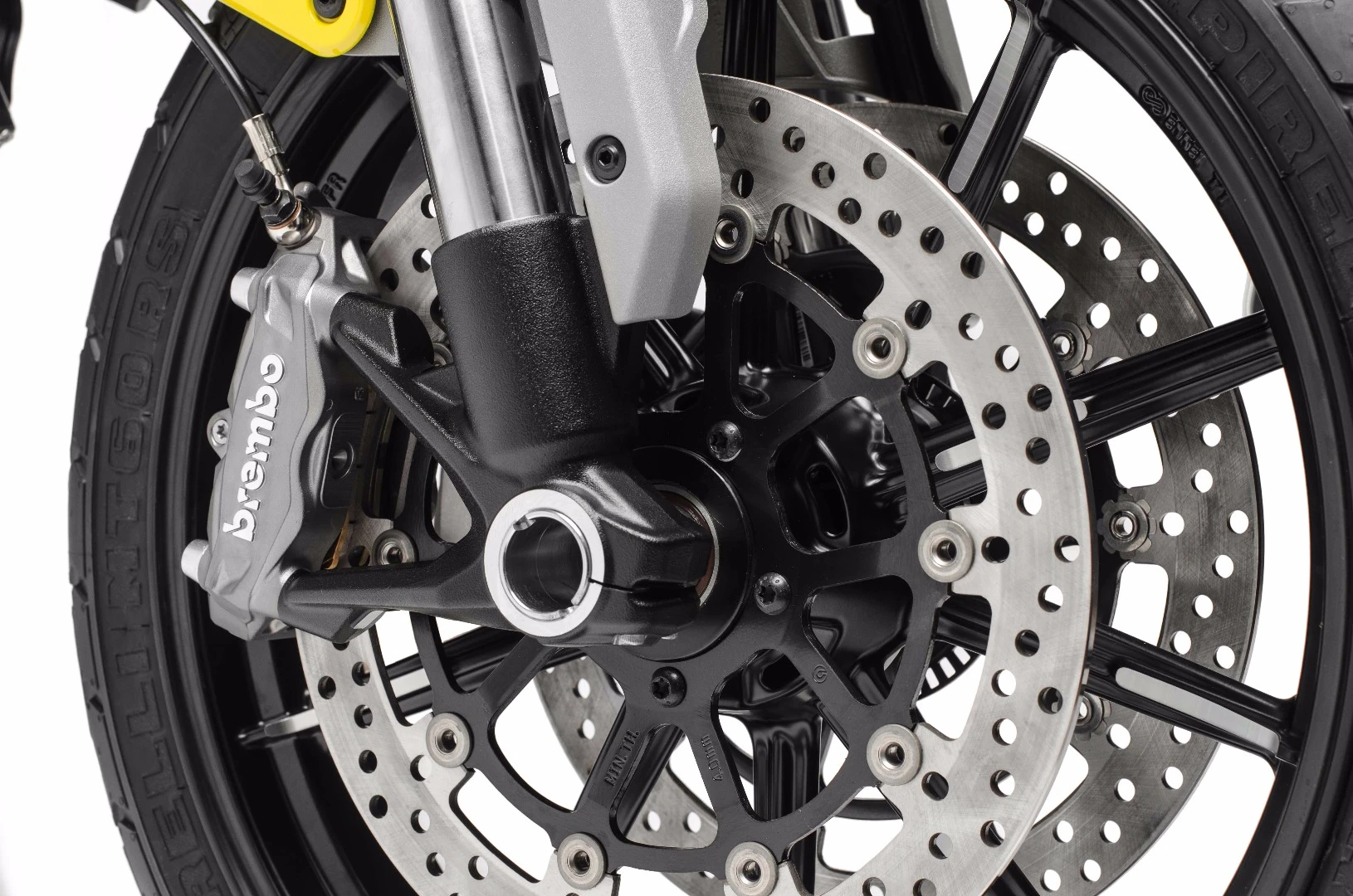 The 2018 Ducati Scrambler 1100 stops thanks to a pair of four-piston, radially mounted Brembo monobloc calipers acting on 320 mm semi-floating discs