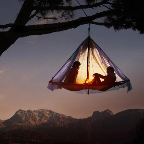 The tents are suspended from thick branches of large free-standing trees (Photo: Waldseilgarten)