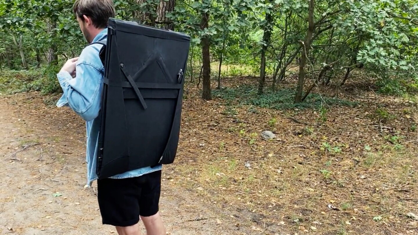 The CLR is said to weigh 6 kg (13 lb)