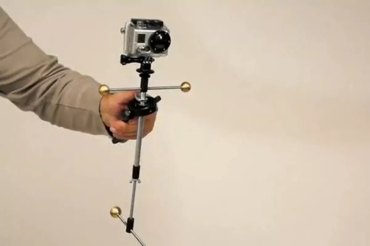The MojoFloCam is designed to stabilize handheld video shot with smartphones or compact video cameras