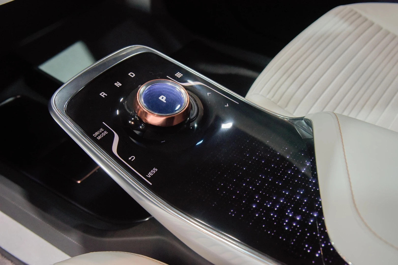 Hovering shift knob