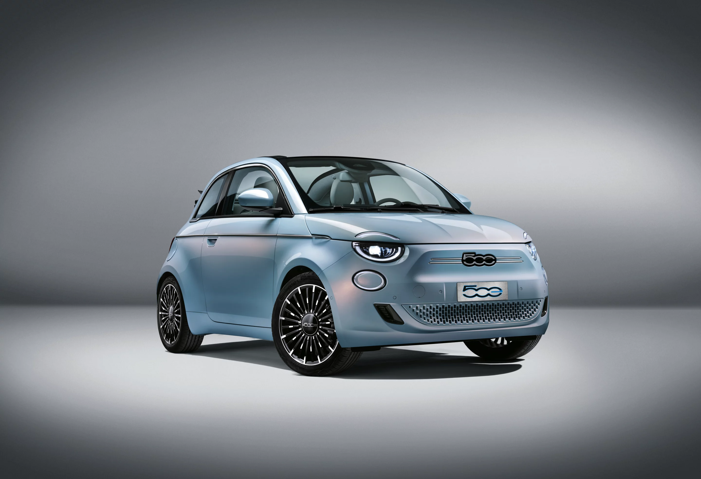 The face of the Fiat 500 electric city car wears a cheeky smile