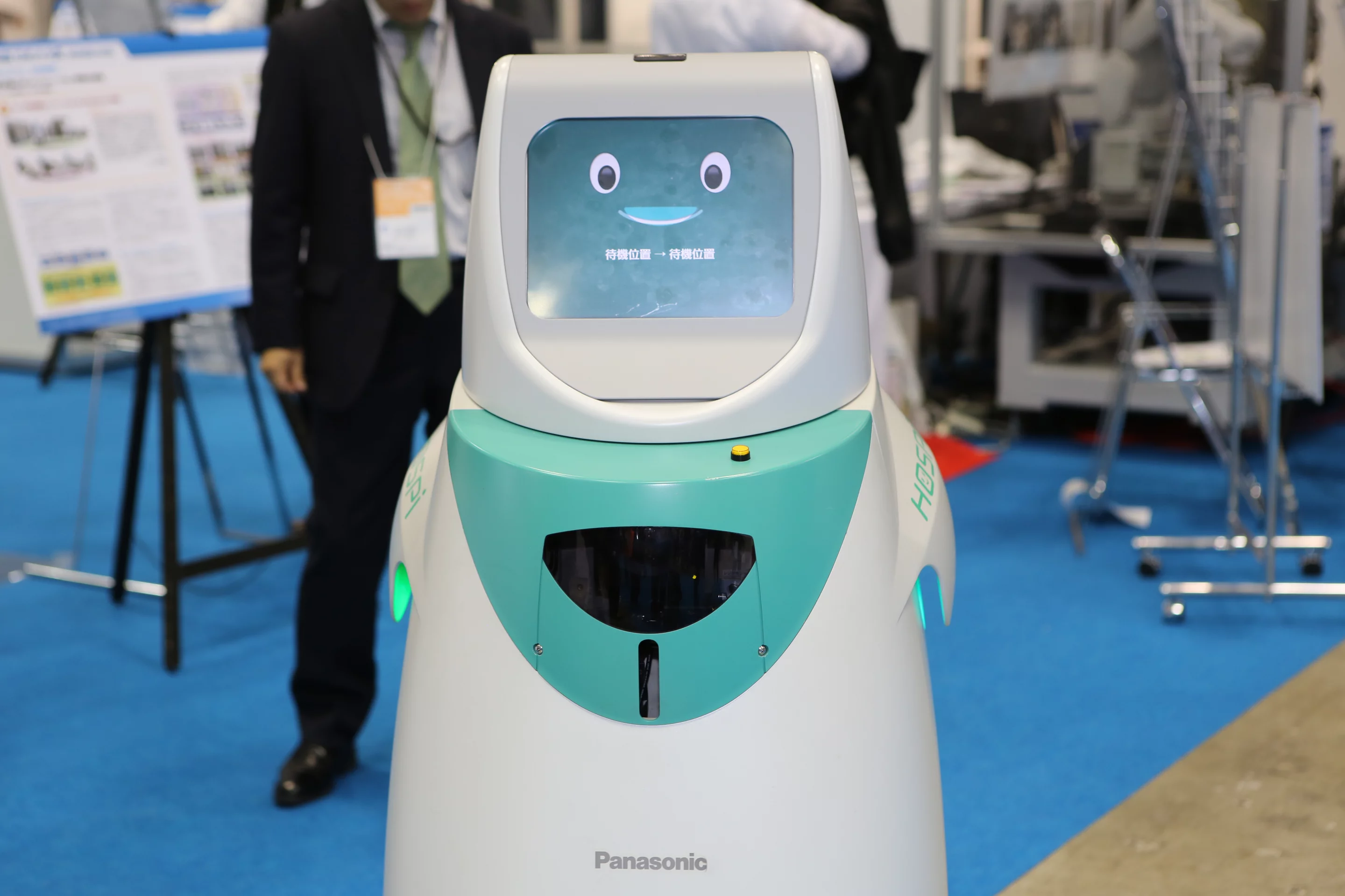 The HOSPI-R's screen can display a friendly face to the casual observer as well as its program interface when needed (Photo: Mike Hanlon, Gizmag)