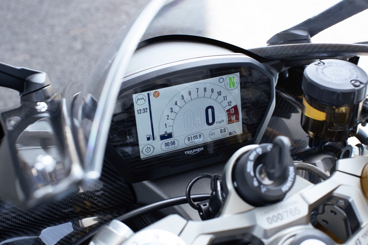 The bike offers peak power of 130 PS (128.2 hp) at 12,250 rpm, and peak torque of 80 Nm (59 lb-ft) at 9,750 rpm