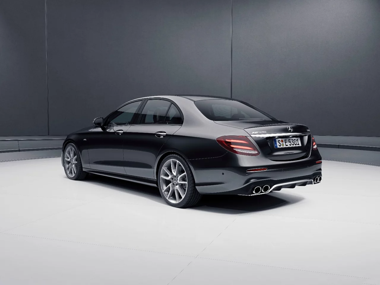 From the rear, the E 53 sedan can be distinguished by chrome quad tailpipes and a redesigned diffuser