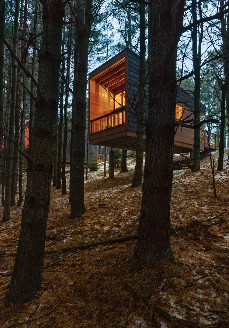 Situated on a sprawling 456 acre (184.5 hectare) plot in Farmington, Minnesota, HGA's Whitetail Woods Regional Park and Camper Cabins riff on the idea of a treehouse