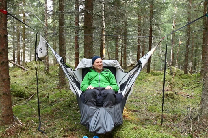 By pulling the straps on the sides, the Draumr user can sit up in different positions