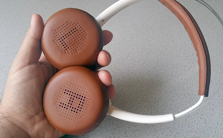 The Plantronics BackBeat Sense headphones label the sides in a clever, discreet way