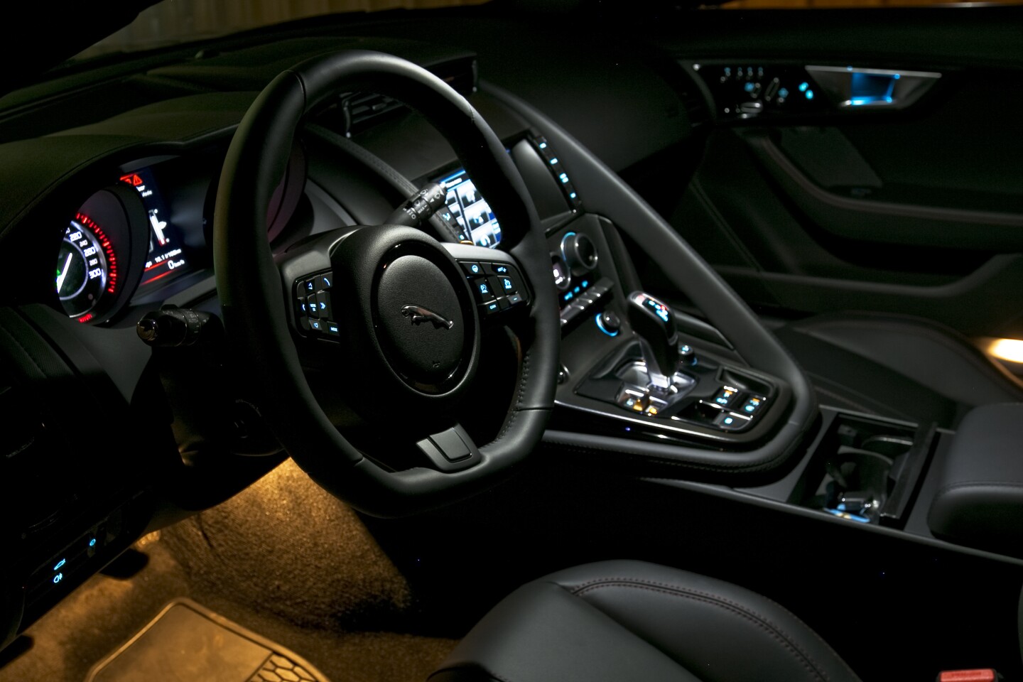 The interior of the F-type coupe is indeed a beautiful place to be (Photo: Angus MacKenzie/Gizmag.com)