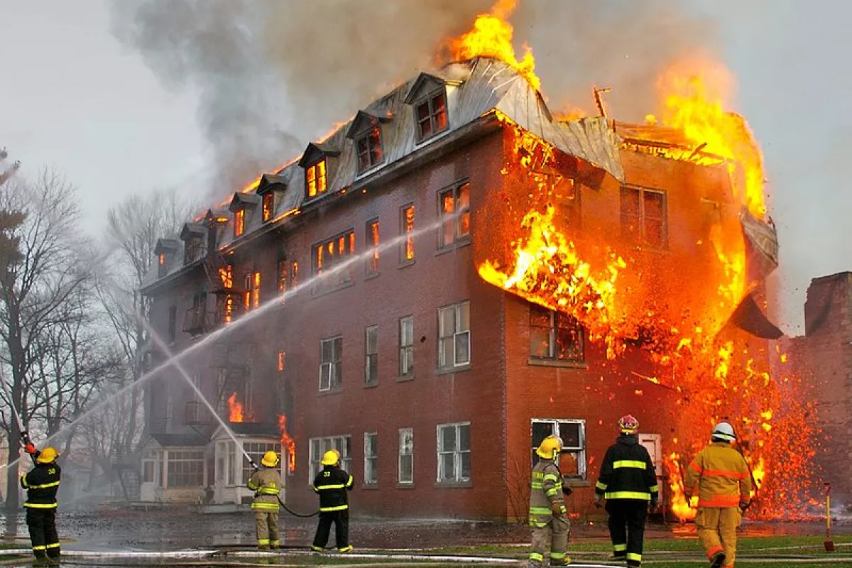 Scientists have developed a device that uses beams of electricity to extinguish flames(Photo: Sylvain Pedneault)