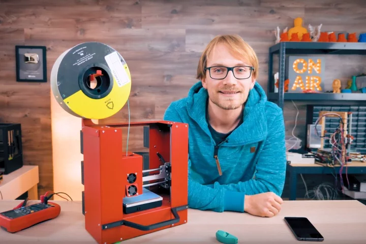 Six battery packs provide enough juice to run this mobile 3D printer and the Raspberry Pi that creates a Wi-Fi access point
