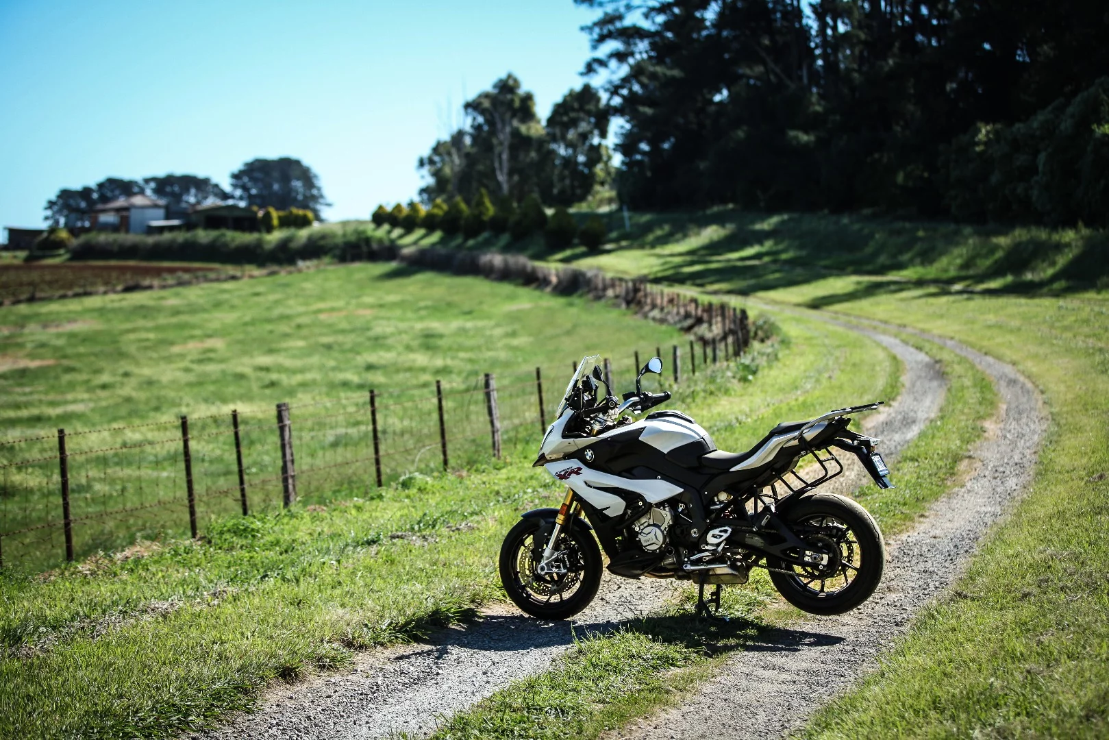 BMW S1000XR: extreme performance in a respectable looking package